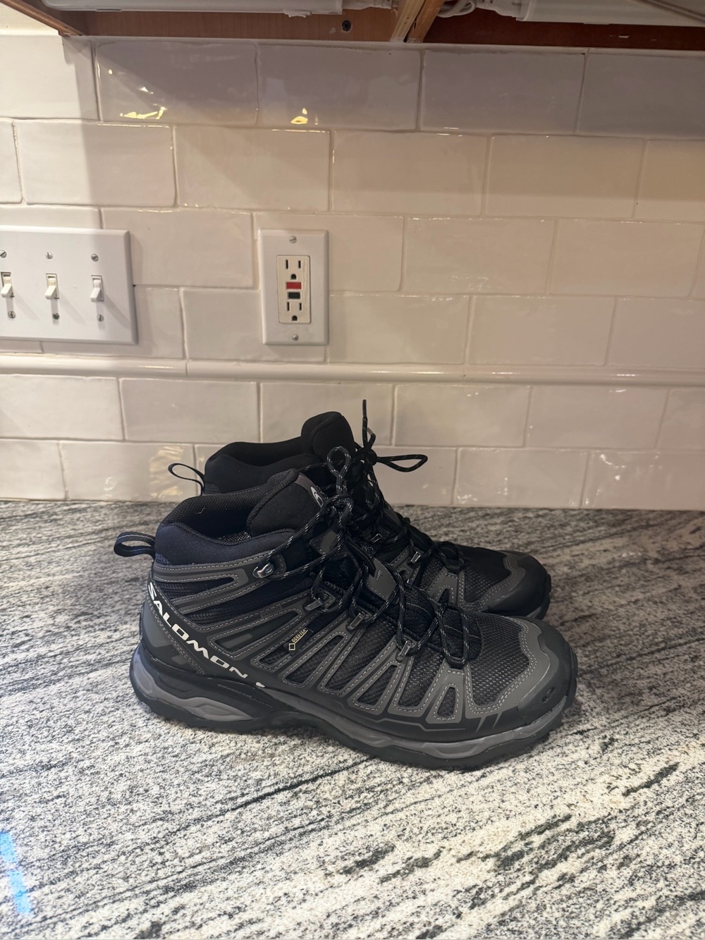 Men’s Salomon X Ultra Pioneer Mid GTX Hiking Boots Size 11.5